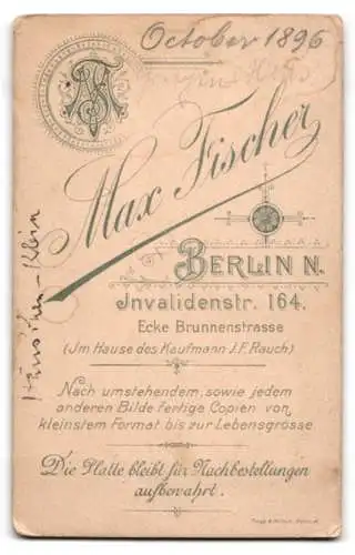 Fotografie Max Fischer, Berlin, Invalidenstr. 164, Hänschen im weissen Kleid neben seinem Bruder im schwarzen Kleid