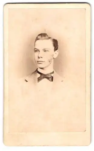 Fotografie Carl Steuber, Göttingen, Prinzenstr. 9, H. Nordmann im hellen Anzug mit schwarzer Fliege und trägem Auge