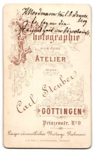 Fotografie Carl Steuber, Göttingen, Prinzenstr. 9, H. Nordmann im hellen Anzug mit schwarzer Fliege und trägem Auge