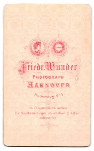 Fotografie Friedr. Wunder, Hannover, Neuerweg 4, C. Clüfener im hellen Anzug mit weissem Hemd und getrimmtem Schnurrbart