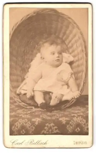 Fotografie Carl Bellach, Leipzig, Gellert-Str. 12, Hans Izschentschen als niedliches Baby im weissen Kleid in einem Korb