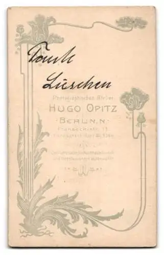 Fotografie Hugo Opitz, Berlin, Franseckistr.13, Tante Lüschen im schwarzen geknöpften Kleid mit Brosche und Locken