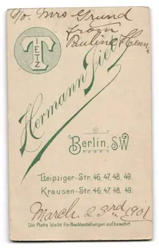 Fotografie Hermann Tietz, Berlin, Leipziger Str. 46, Pauline Henn im schwarzen Kleid mit Hut und Zwicker