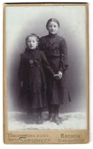 Fotografie Samson & Co., Bremen, Domshof 26, Kleine Schwestern Lenchen und Fanni in schwarzen Kleidern