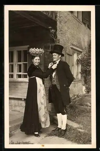 AK Volkstrachten eines Paares aus Vorarlberg