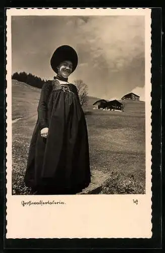 AK Junge Frau aus Vorarlberg in Trachten auf einer Weide