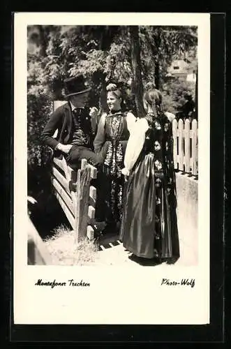 AK Junge Männer und Frauen tragen Montafoner Trachten