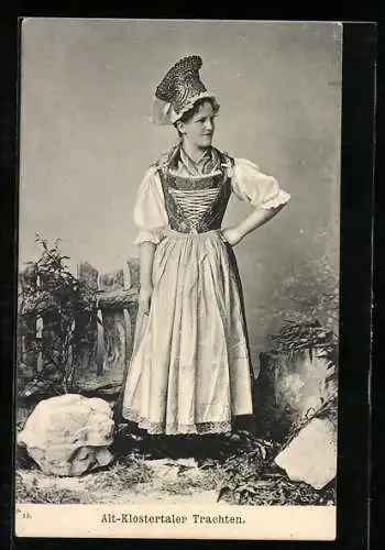 AK Junge Frau in Alt-Klostertaler Tracht vor einer Studiokulisse