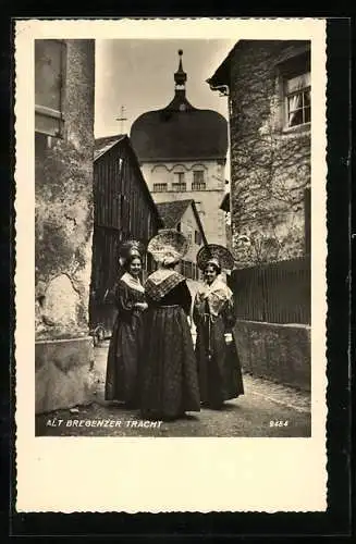 AK Drei junge Frauen in alt Bregenzer Tracht