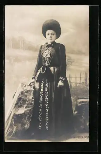 AK Junge Dame in Montafoner Tracht vor einer Studiokulisse