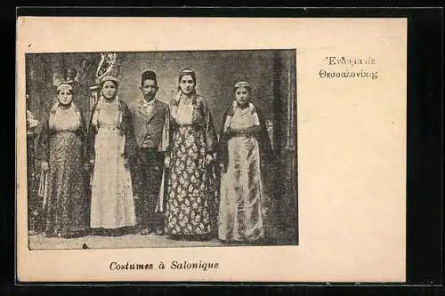 AK Salonique, Grieche mit vier Frauen in Tracht