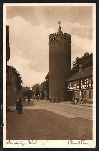 AK Brandenburg /Havel, Spaziergänger vor dem Plauer Torturm