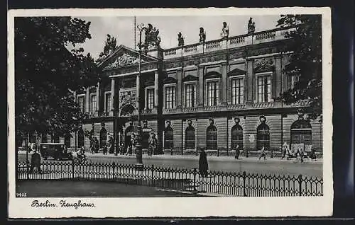 AK Berlin, Zeughaus mit Strassenpartie