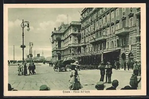AK Trieste, Piazza dell`Unita mit Passanten