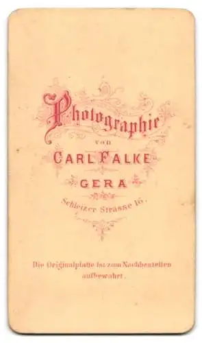 Fotografie Carl Falke, Gera, Schleizer Strasse 16, Pausbäckiges Kind im karierten Kleid auf einem Stuhl