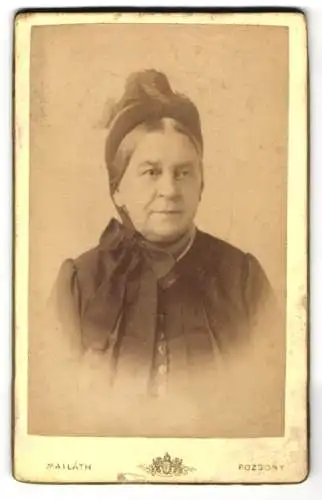 Fotografie Mailáth, Pressburg, Ältere Dame im schwarzen Kleid mit eleganter Kopfbedeckung