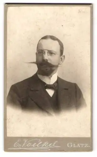 Fotografie E. Voelkel, Glatz, Wilhelmstr. 833, Bürgerlicher Herr mit ausladend gezwirbeltem Schnurrbart