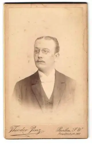 Fotografie Theodor Penz, Berlin, Friedrichstr. 247, Junger Herr mit lichtem Haar und Schnurrbart und einem Kneifer