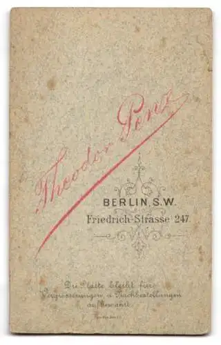 Fotografie Theodor Penz, Berlin, Friedrichstr. 247, Junger Herr mit lichtem Haar und Schnurrbart und einem Kneifer