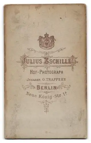 Fotografie Julius Zschille, Berlin, Neue König-Str. 1a, Kleinkind im weissen Gewand mit fragendem Blick