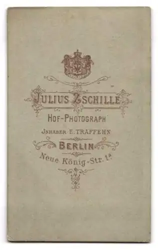 Fotografie Julius Zschille, Berlin, Neue König-Str. 1a, Ältere Dame im taillierten Kleid mit Punktmusterung