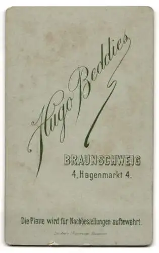 Fotografie Hugo Beddies, Braunschweig, Hagenmarkt 4, Junger Mann mit Seitenscheitel und Schnurrbart