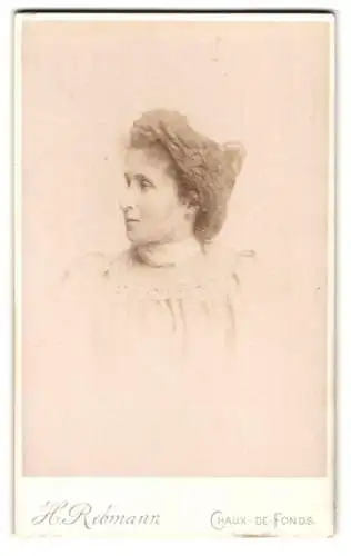 Fotografie H. Rebmann, Chaux-de-Fonds, 10 Rue du Parc, Junge Frau mit hochgestecktem lockigen Haar