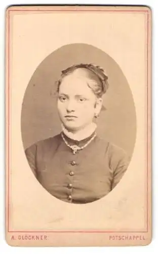 Fotografie A. Glöckner, Potschappel, Junge Frau mit zurückgestecktem Haar und stoischem Blick