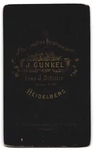 Fotografie J. Gunkel, Heidelberg, Bürgerlicher Knabe im grossen Sakko mit stoischem Blick