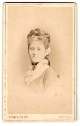 Fotografie Eugen Kegel, Cassel, Grosse Rosen-Strasse 5, Junge Frau mit elegant geflochtenem Haar und einem Halsband