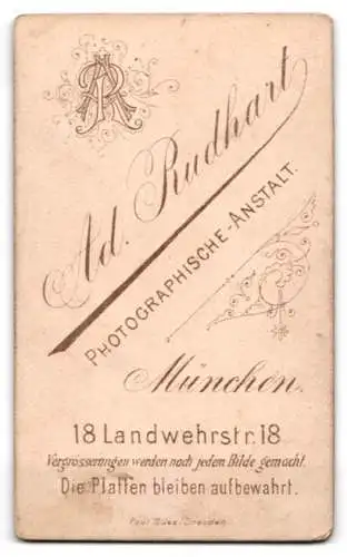 Fotografie Ad. Rudhart, München, Landwehrstr. 18, Bürgerlicher Knabe im Anzug mit einer gepunkteten Krawatte