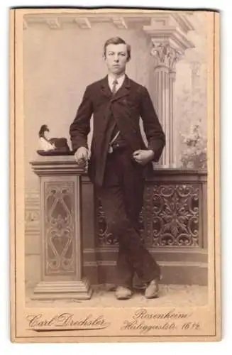 Fotografie Carl Drechsler, Rosenheim, Heiliggeiststr. 16, Junger Mann im Anzug an eine Ballustrade gelehnt