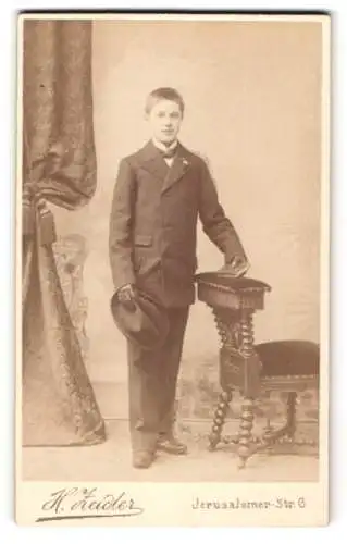 Fotografie H. Zeider, Berlin, Jerusalemer-Str. 6, Bürgerlicher Knabe im Anzug mit Handschuhen und einem Hut