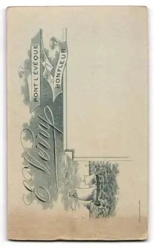 Fotografie E. Verry, Honfleur, Pont L`Éveque, Dame mit eleganter Duttfrisur und Puffärmeln