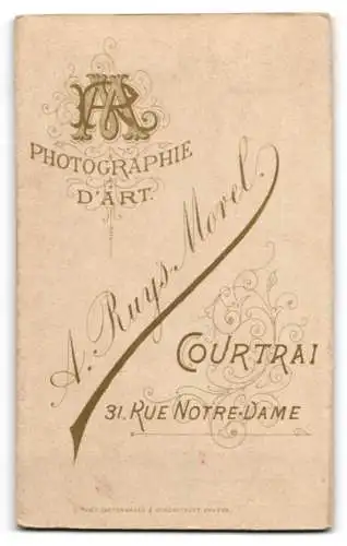 Fotografie A. Ruys-Morel, Courtrai, Rue Notre-Dame 31, Dunkelhaarige Dame mit Mittelscheitel und Brosche