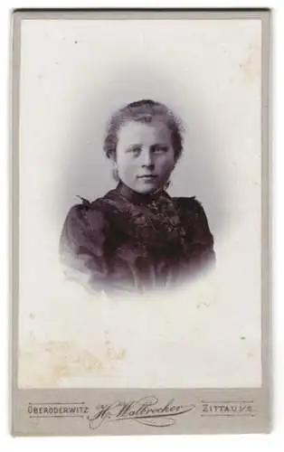 Fotografie H. Walbrecker, Zittau i. S., Theodor Körner Allee, Junges Mädchen im festlichen dunklen Kleid mit Brosche