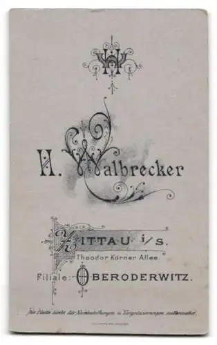 Fotografie H. Walbrecker, Zittau i. S., Theodor Körner Allee, Junges Mädchen im festlichen dunklen Kleid mit Brosche