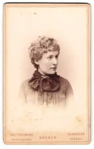 Fotografie Emil Tiedemann, Bremen, Richtweg 12, Dame mit blonden Locken und Kragenbrosche