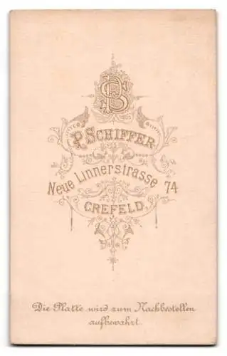 Fotografie P. Schiffer, Crefeld, Neue Linnerstrasse 74, Heiteres Paar im Sonntagsstaaat, Vollbart, Gretchenfrisur