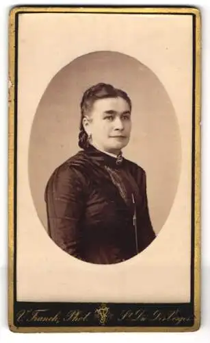 Fotografie Victor Franck, Saint-Dié-des-Vosges, Rue Thiers 62, Elegante Dame mit Brosche und Ohrschmuck