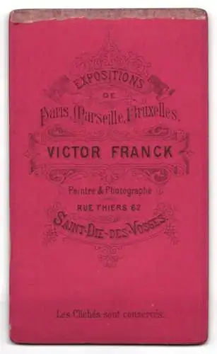 Fotografie Victor Franck, Saint-Dié-des-Vosges, Rue Thiers 62, Elegante Dame mit Brosche und Ohrschmuck