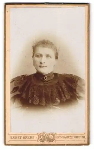 Fotografie Ernst Krebs, Schwarzenberg, Bahnhofstrasse 70, Blonde junge Dame mit Stirnlocken und Brosche