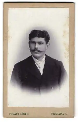 Fotografie Eduard Lösche, Rudolstadt, Mauer-Strasse 27, Eleganter junger Mann mit Zwirbelschnauzer und weisser Krawatte