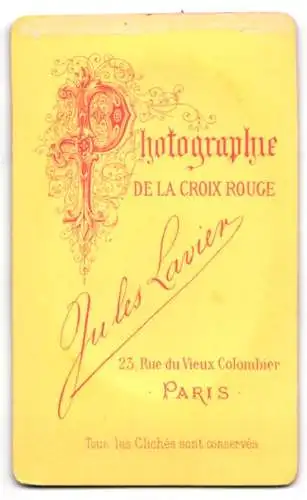 Fotografie Jules Lavier, Paris, Rue du Vieux Colombier 23, Elegante junge Dame mit Flechtfrisur und Spitzenkragen