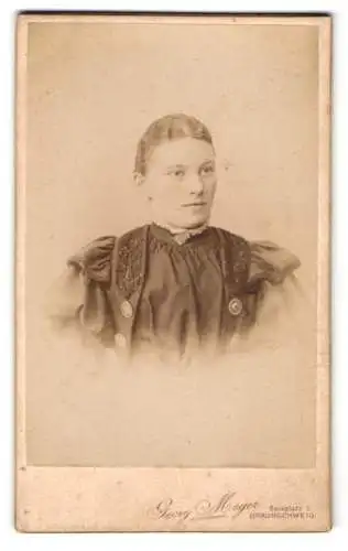 Fotografie Georg Meyer, Braunschweig, Bankplatz 3, Junge Dame mit zurückgebundenem Haar