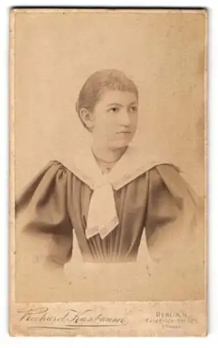 Fotografie Richard Kasbaum, Berlin, Friedrich-Str. 125, Junge Dame im Kleid mit Puffärmeln