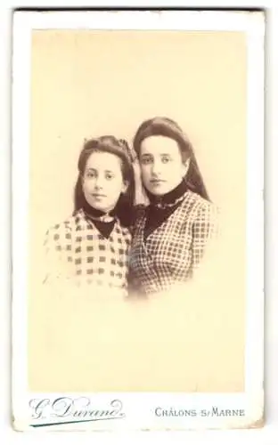 Fotografie G. Durand, Châlons-s-Marne, Zwei junge Damen in karierten Kleidern
