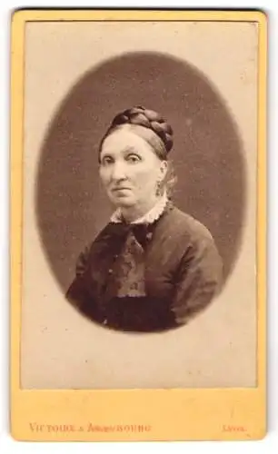 Fotografie Victoire Arambourg, Lyon, 22, Rue St. Pierre au 1er, Bürgerliche Dame mit Hochsteckfrisur