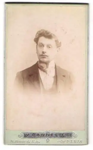 Fotografie V. Pannelier, Paris, 76, Avenue du Maine, Junger Herr im Anzug mit Krawatte
