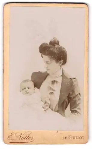 Fotografie Eugène Notter, Le Thillot /Vosges, Junge Dame im Kleid mit ihrem Baby